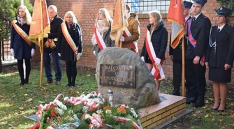 Złożyli wiązanki kwiatów przed obeliskiem