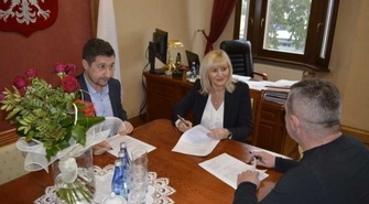 Burmistrz podpisała umowę na budowę
