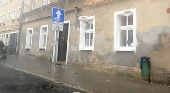 - ulica jednokierunkowa dla aut