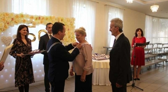 - małżeństwom wręczono medale