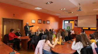 - uczniowie z wizytą w urzędzie