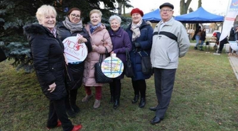 - powieszono 300 bombek