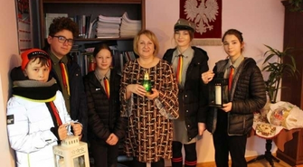 - harcerze przekazali je burmistrz