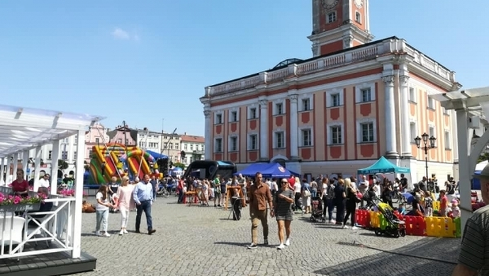 - władze miasta odwołują lokalne imprezy
