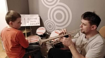 - zostali w domu i ćwiczą