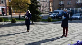 - oddali hołd ofiarom