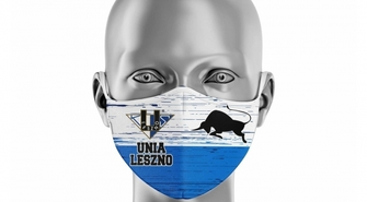 - klub sprzedaje biało-niebieskie maseczki 