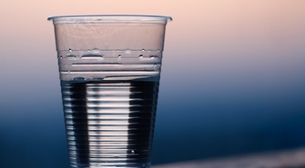 Wybieramy kubki i talerze jednorazowe