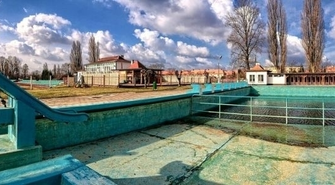 Fatalny stan miejskiego basenu [FOTO]
