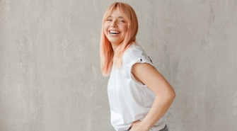 Koszulka z logo firmy. Do czego przydaje się odzież z nadrukiem reklamowym?