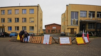 Cichy protest ludzi przeciwko głośnej pracy maszyn