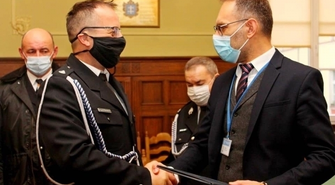 Burmistrz Antkowiak przekazał sprzęt dla druhów z OSP