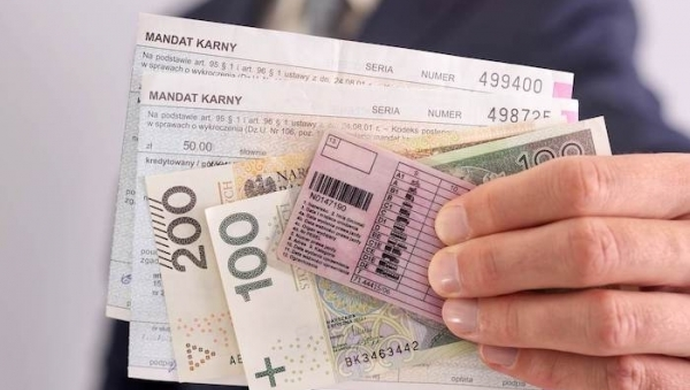 Policjant sprawdzi po oczach, czy należy się mandat