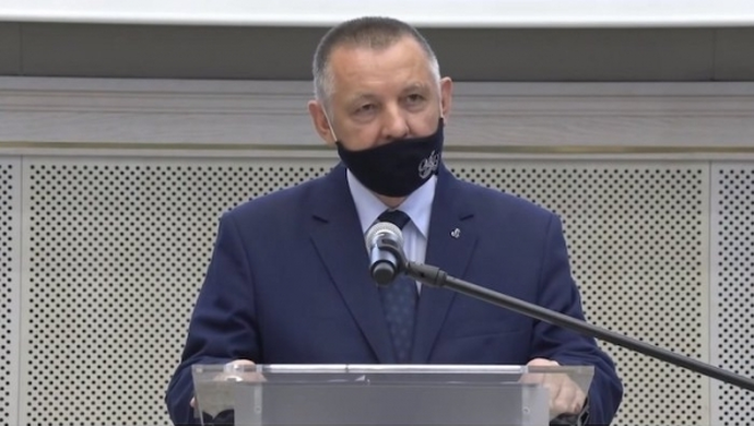 W tle maile o bombie i rzekomym samobójstwie