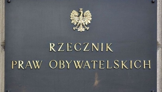 Najpierw wspierał, potem kazał rezygnować