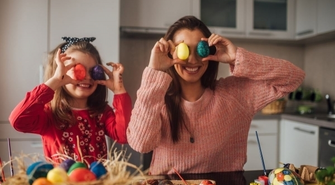 Złote, zielone i niebieskie pisanki? Zrobisz je nawet z dwóch prostych składników