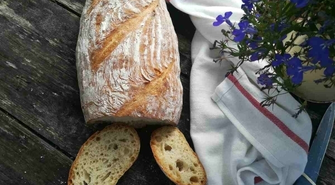 Prosty przepis na własny chleb. Zaimponuj rodzinie przy wielkanocnym stole