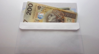 Wypchać kopertę czy kupić prezent?