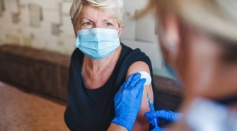 Rząd chce „przekonać” niezaszczepionych opłatami?!