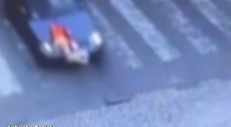 Niebezpieczne zdarzenie zarejestrowane przez monitoring [VIDEO]