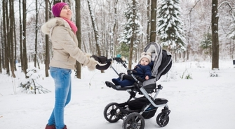 Spacer z niemowlakiem zimą — jaki wózek sprawdzi się najlepiej?