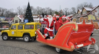 Święty Mikołaj z wizytą w kolejnych szkołach