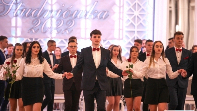 Studniówka 2022 w I ZS we Wschowie (RELACJA)