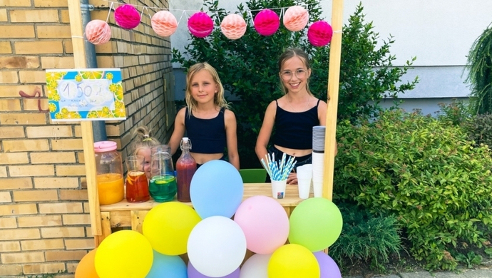 Dziewczynki pomagają pani Mirosławie Włodarczak
