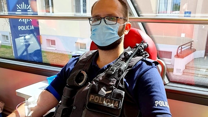 Krwiobus stanął przed wschowską komendą (ZDJĘCIA)