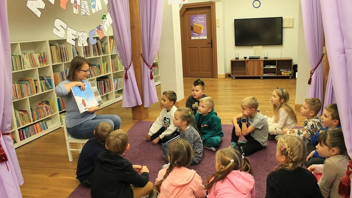 Dzieci wzięły udział w akcji “Czytamy z Sercem“ (ZDJĘCIA)