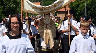 Procesja przeszła ulicami Sławy