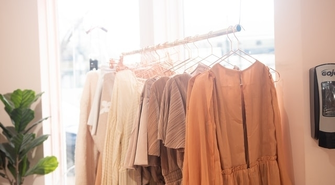 Ponadczasowe sukienki basic