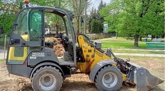 Skradziono ładowarkę. Stała na boisku w Zamysłowie (AKTUALIZACJA)