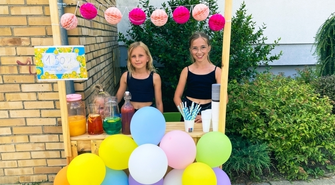 Dziewczynki pomagają pani Mirosławie Włodarczak