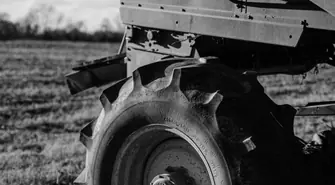 Tragedia w gminie Sława. 30-latek zginął podczas naprawy kombajnu