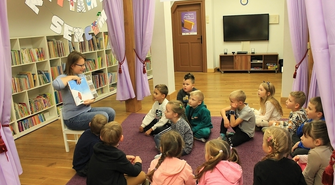 Dzieci wzięły udział w akcji “Czytamy z Sercem“ (ZDJĘCIA)