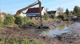 Trwają prace związane z oczyszczaniem zbiornika wodnego w Zamysłowie