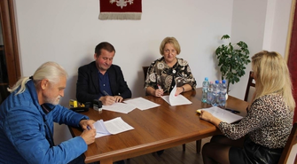 Umowa na rozbudowę świetlicy w Starych Drzewcach podpisana