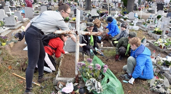 Coroczna akcja sprzątania grobów