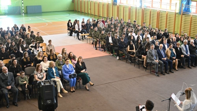ZSP Sława: Oficjalne pożegnano maturzystów i przekazano nowy sztandar
