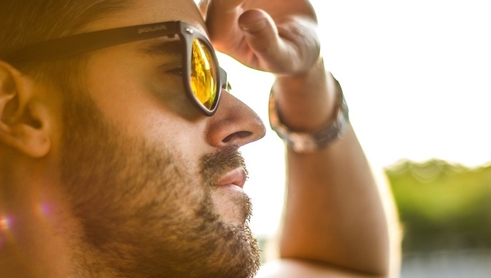 Męskie okulary przeciwsłoneczne – jak wybrać idealne dla siebie?