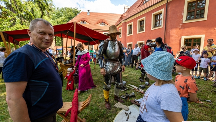 Konie, miecze i średniowiecze: Wschowa przeniosła się w czasie podczas trzeciego pikniku rycerskiego! (RELACJA)