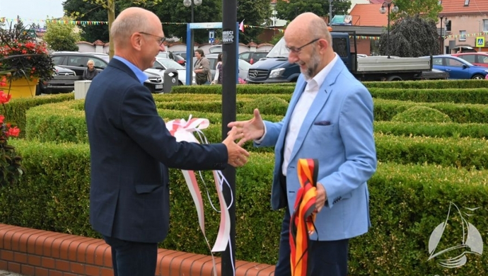 Nowy drogowskaz na sławskim rynku