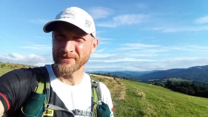 Niezwykły wyczyn leszczyńskiego policjanta! Biegiem 503 km po Głównym Szlaku Beskidzkim!