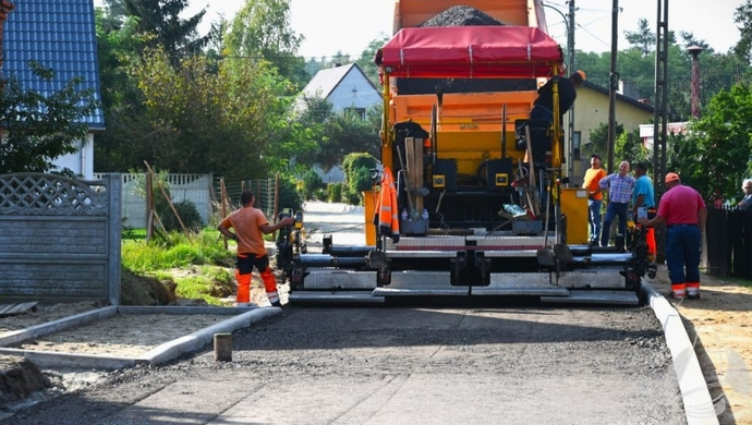 W Bagnie trwa wylewka asfaltu (FOTO)