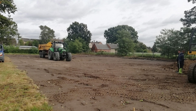 Przy szkole w Jędrzychowicach powstaje boisko trawiaste (FOTO)