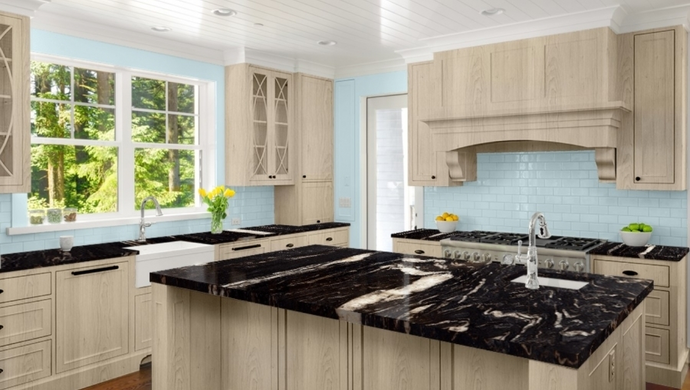Nowoczesna zabudowa kuchenna a kamienny blat - czy warto wybrać ten blat z kamienia?