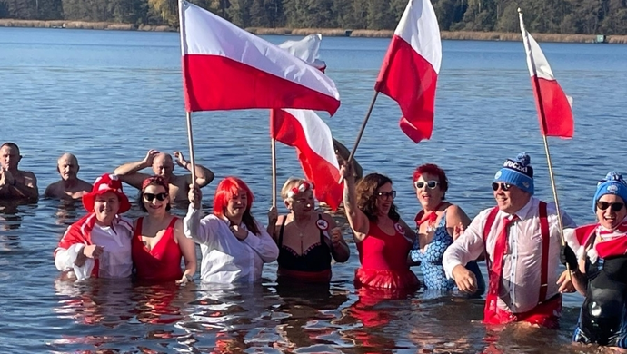 Patriotyczne morsowanie w Lginiu! Tak 11 listopada spędziły morsy i foczki ze Wschowy (FOTO)