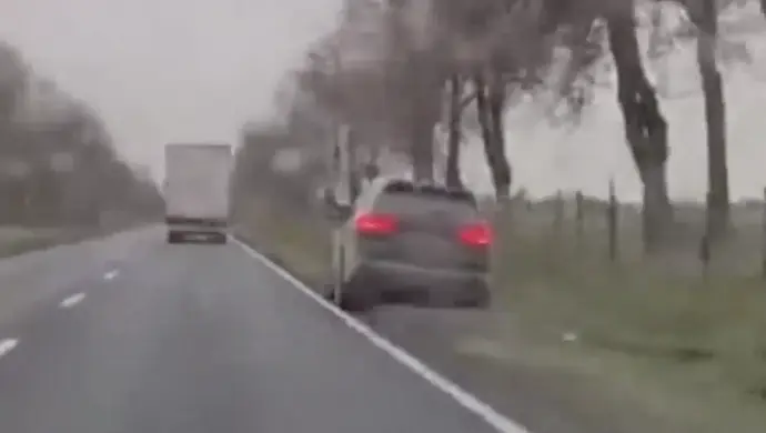 Kierowca BMW X5 jechał slalomem. Doszło do obywatelskiego zatrzymania (VIDEO)