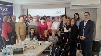 Konsultacje z farmaceutami i pomiary w kiosku profilaktycznym dla seniorek ze Wschowy